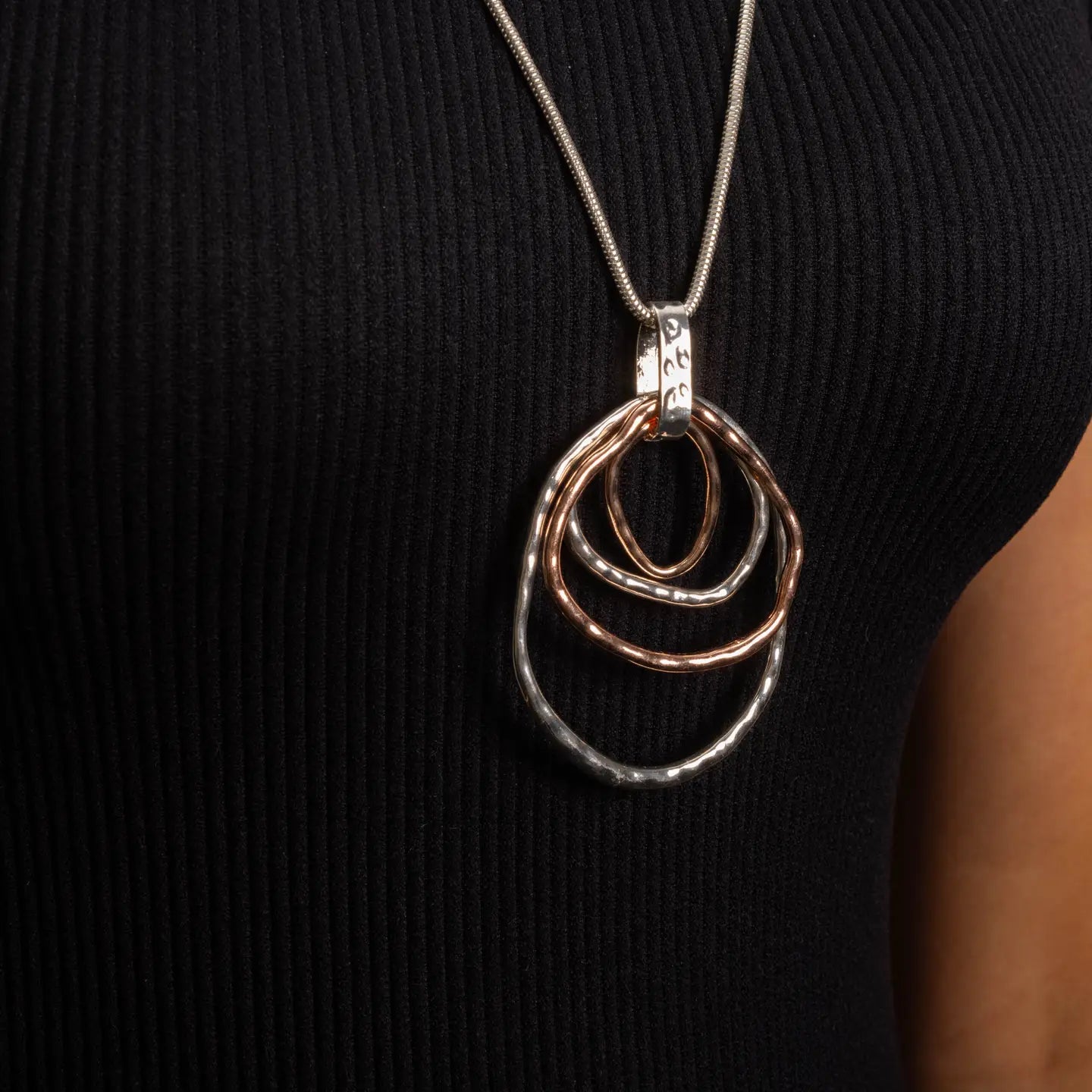 Abstract Circle Pendant Necklace - Precious Sparkle