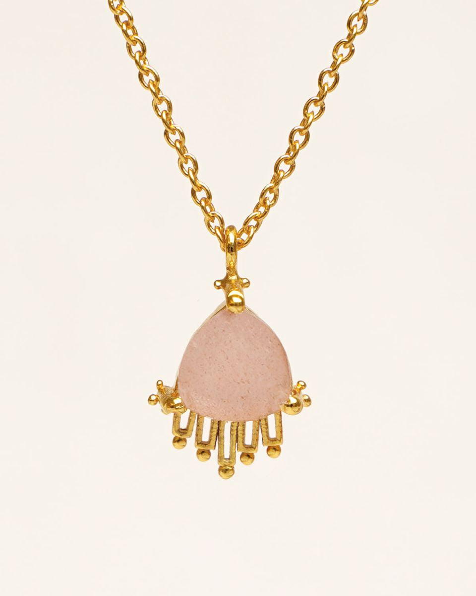 muja juma Necklace Peach Moonstone 7mm Royal Triangle