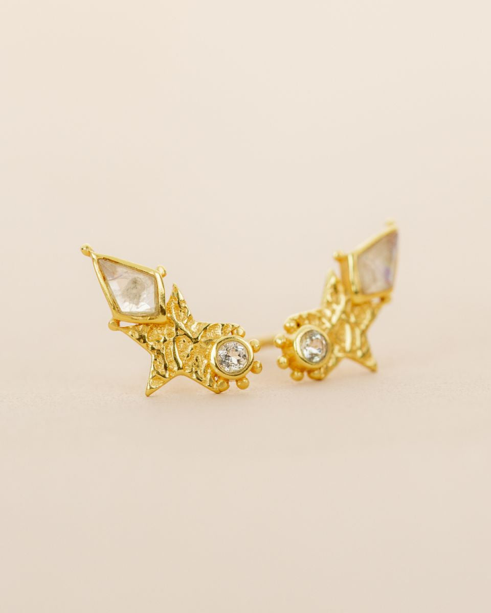 muja juma Earring stud Pyxis White Moonstone 3x5mm Kite