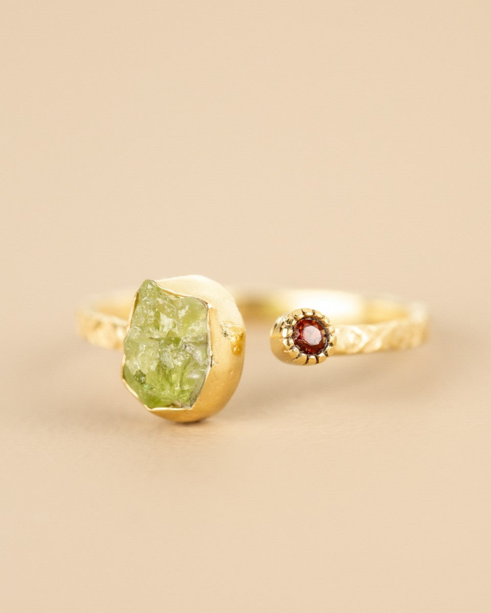 muja juma Mazarine Ring Rough Peridot - Precious Sparkle