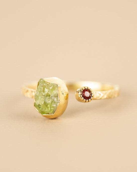 muja juma Mazarine Ring Rough Peridot - Precious Sparkle
