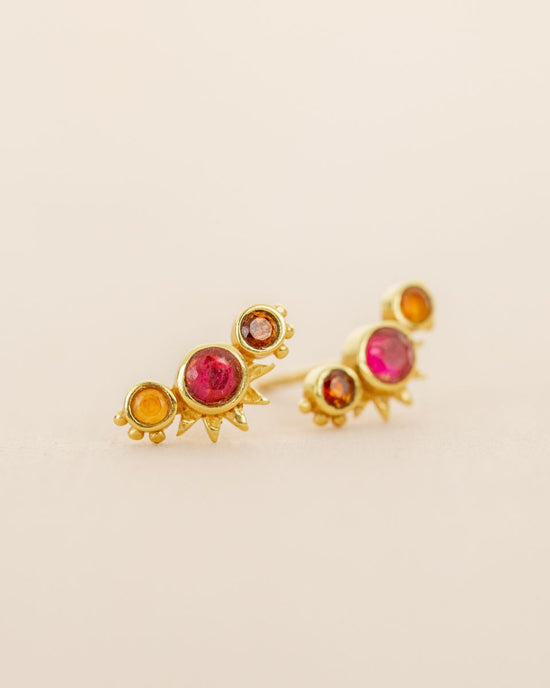 muja juma Pyxis Gold Stud Earrings Ruby - Precious Sparkle